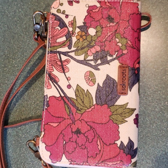 Sakroots Handbags - Sakroots EUC 4.5x8 crossbody floral